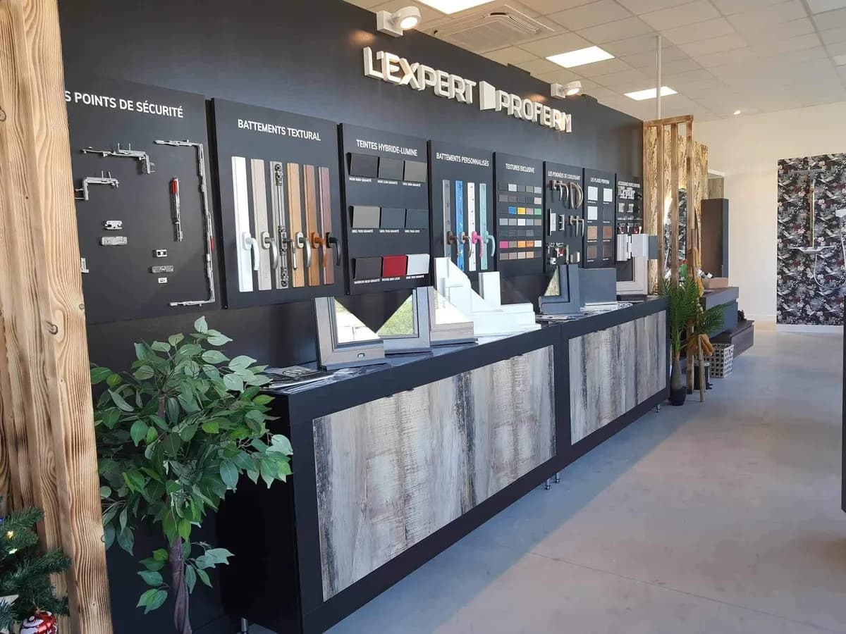 Espace d’exposition du showroom : échantillons de menuiseries, de matériaux et d’accessoires