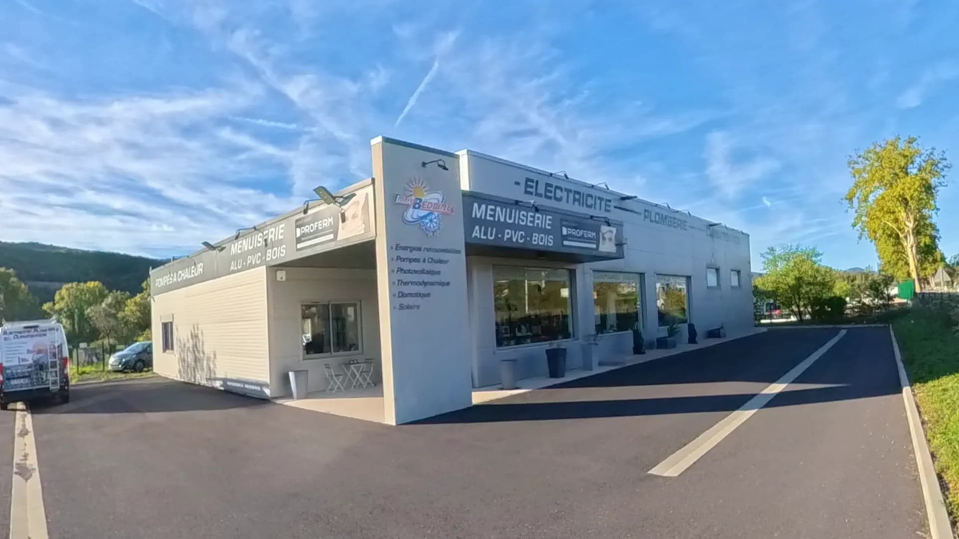 Façade du Showroom Bédrines à Bédarieux : vitrines sanitaires, balnéo, carrelage et faïence