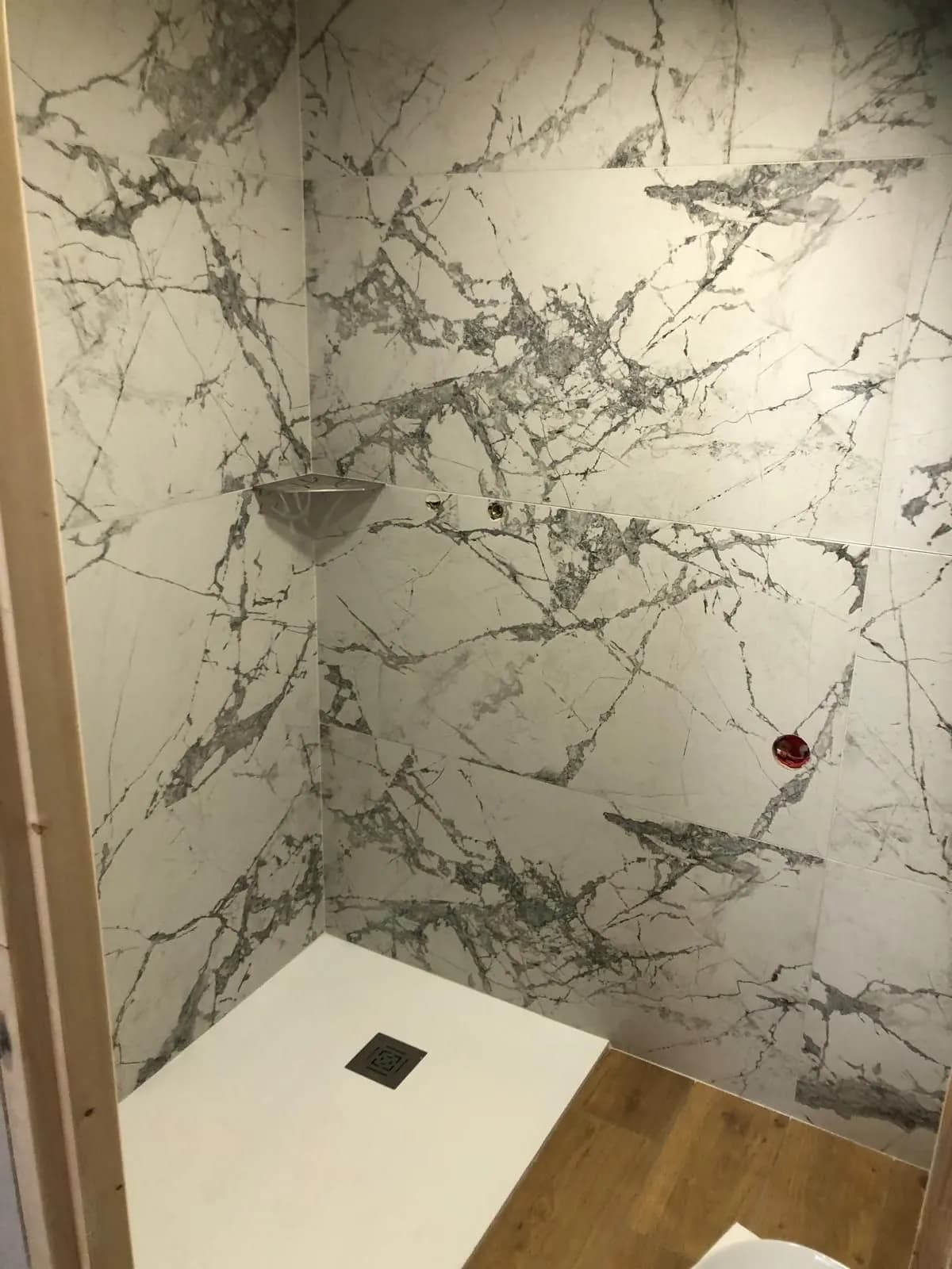Douche en grandes plaques de faïence effet marbre blanc veiné