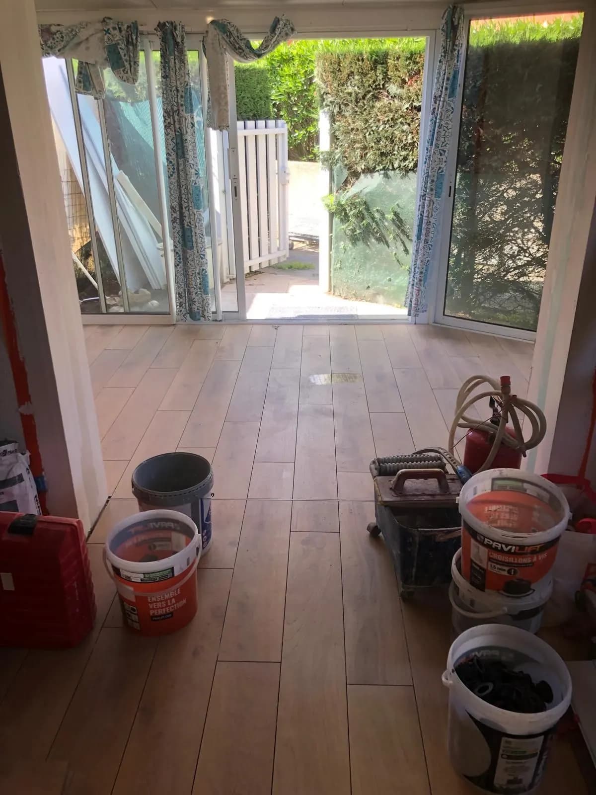 Véranda au sol en carrelage imitation parquet clair