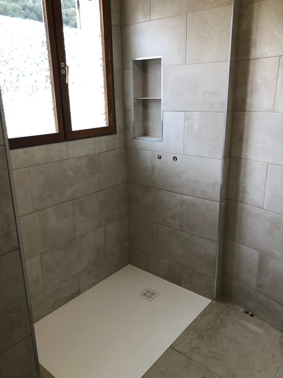 Receveur extra-plat posé et faïence finie