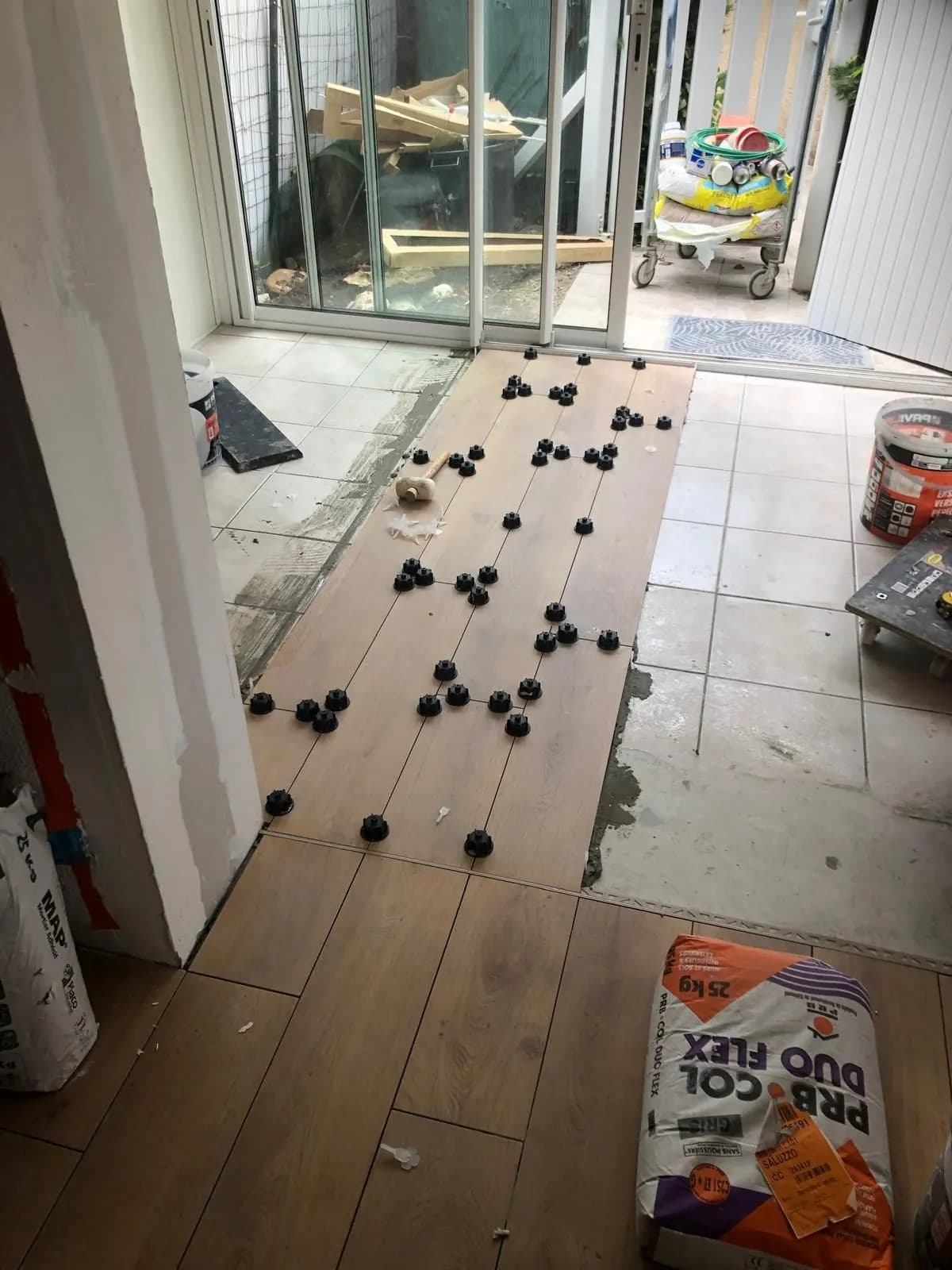 Pose de lames de carrelage imitation bois avec système de nivellement