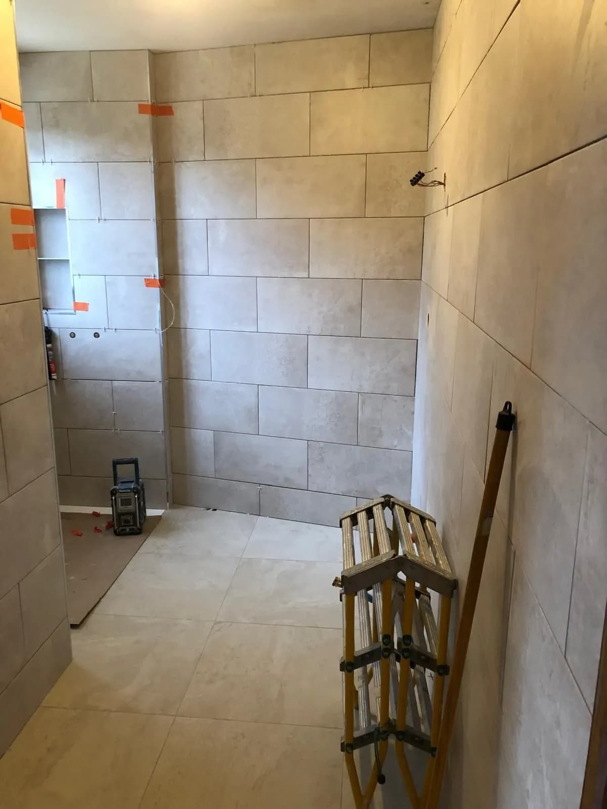 Faïence posée autour d’une niche, chantier en cours