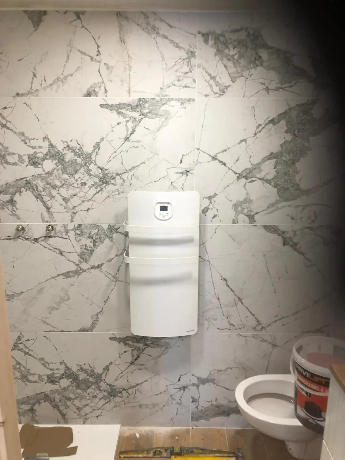 Sèche-serviettes électrique dans une salle de bain en chantier