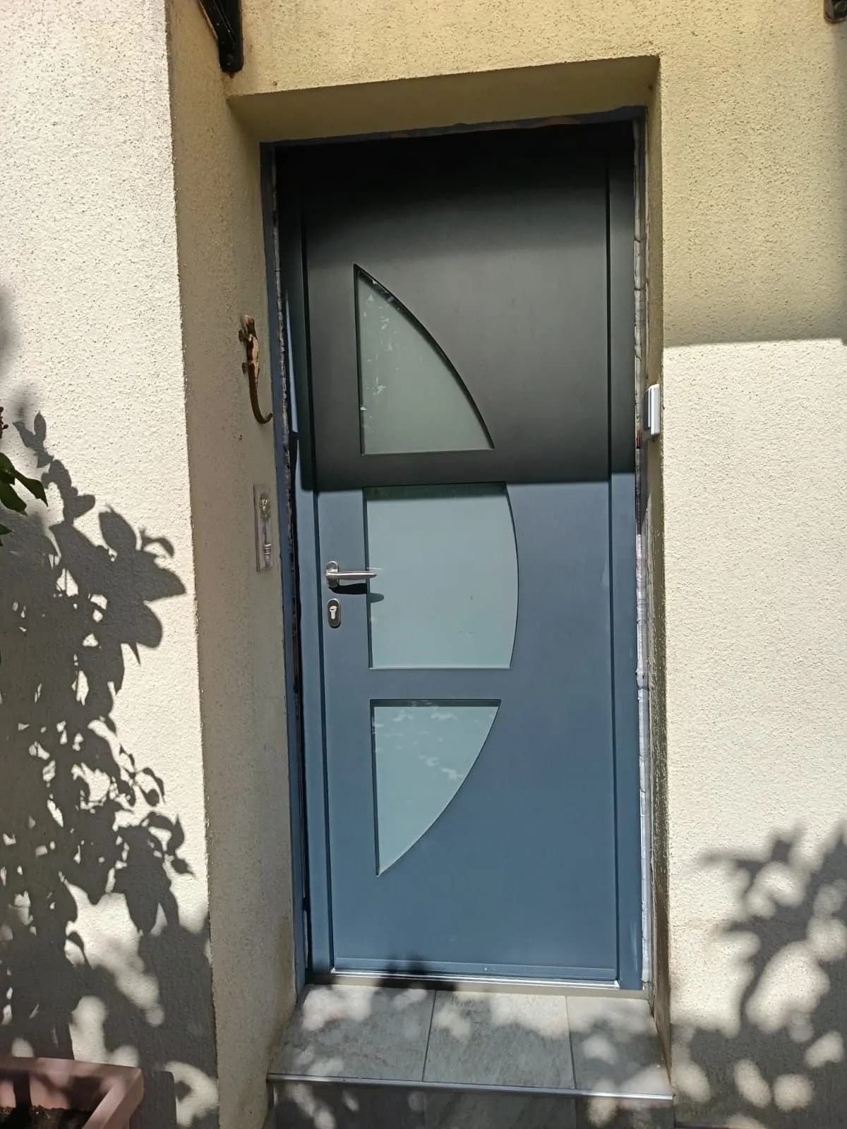 Porte d’entrée gris anthracite à vitrages en arc