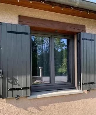 Fenêtre gris anthracite avec volets battants gris