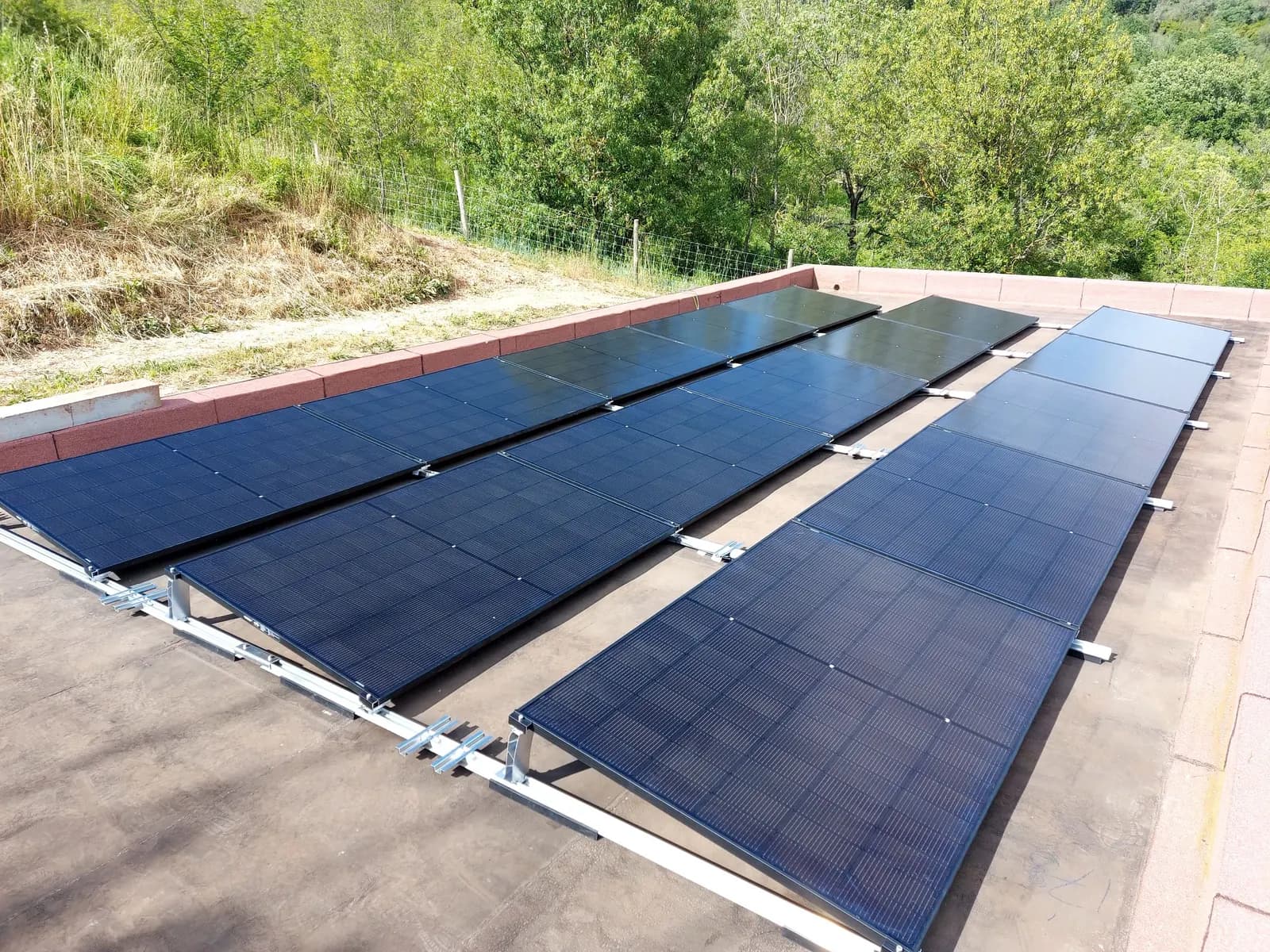 Panneaux photovoltaïques sur supports inclinés lestés, installés sur un toit-terrasse