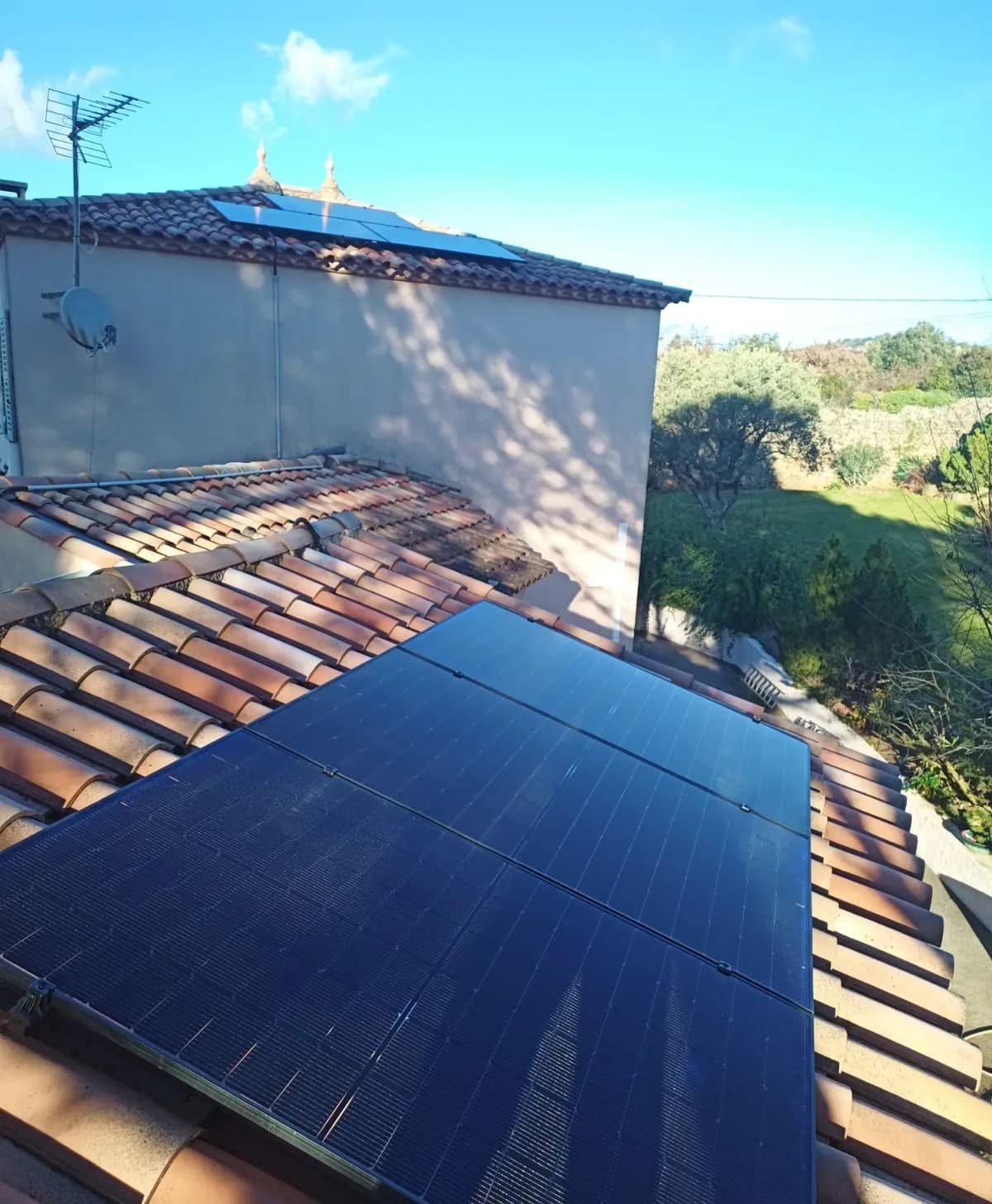 Six panneaux photovoltaïques sur tuiles, tour en arrière-plan