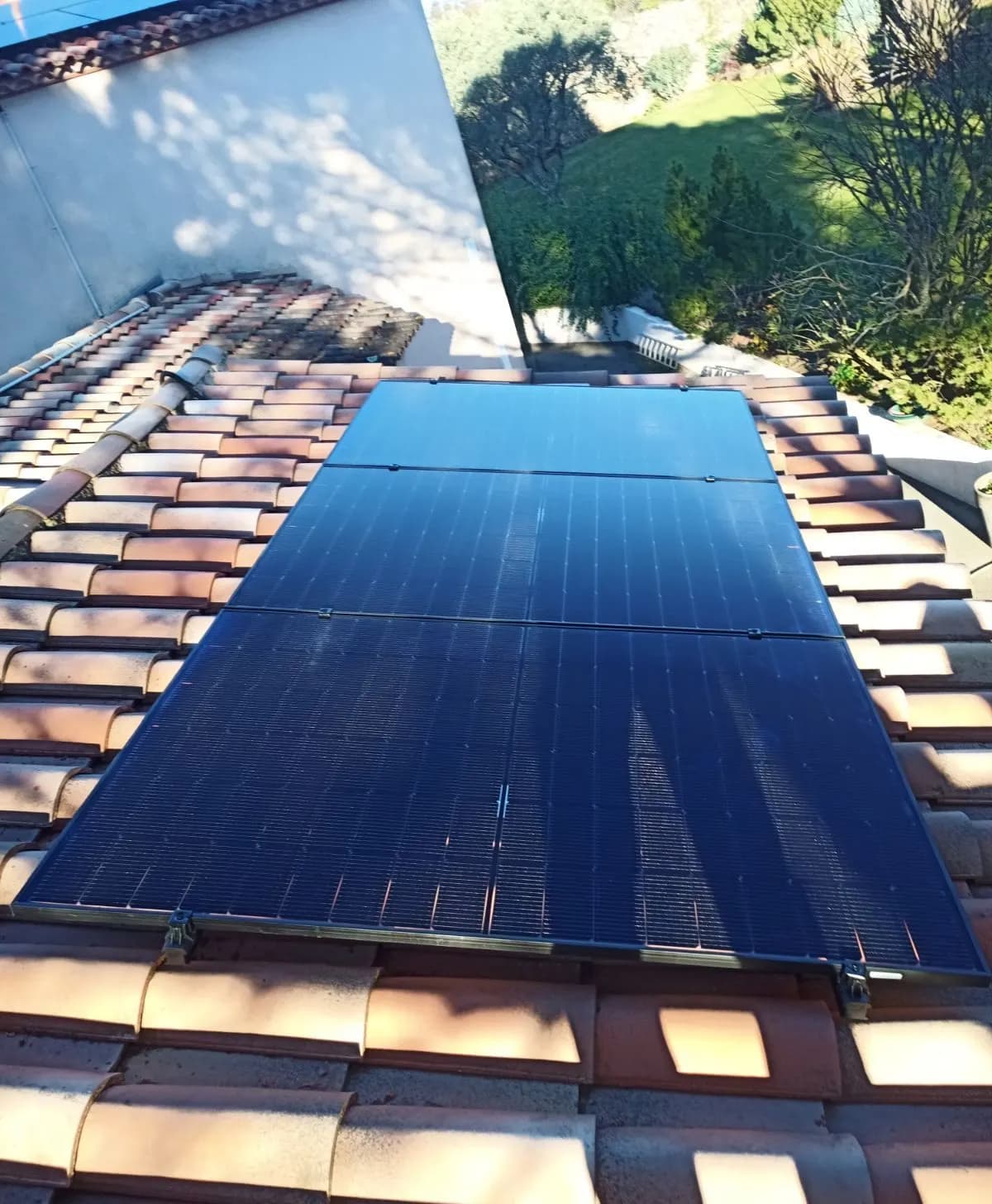 Six panneaux photovoltaïques vus de près sur une toiture en tuiles