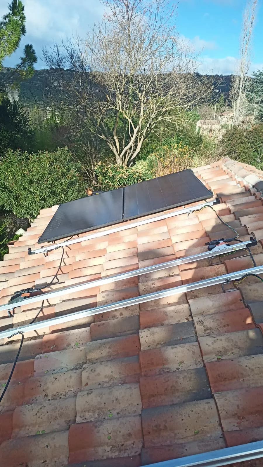 Deux panneaux posés avec rails en aluminium et micro-onduleurs câblés sur la toiture