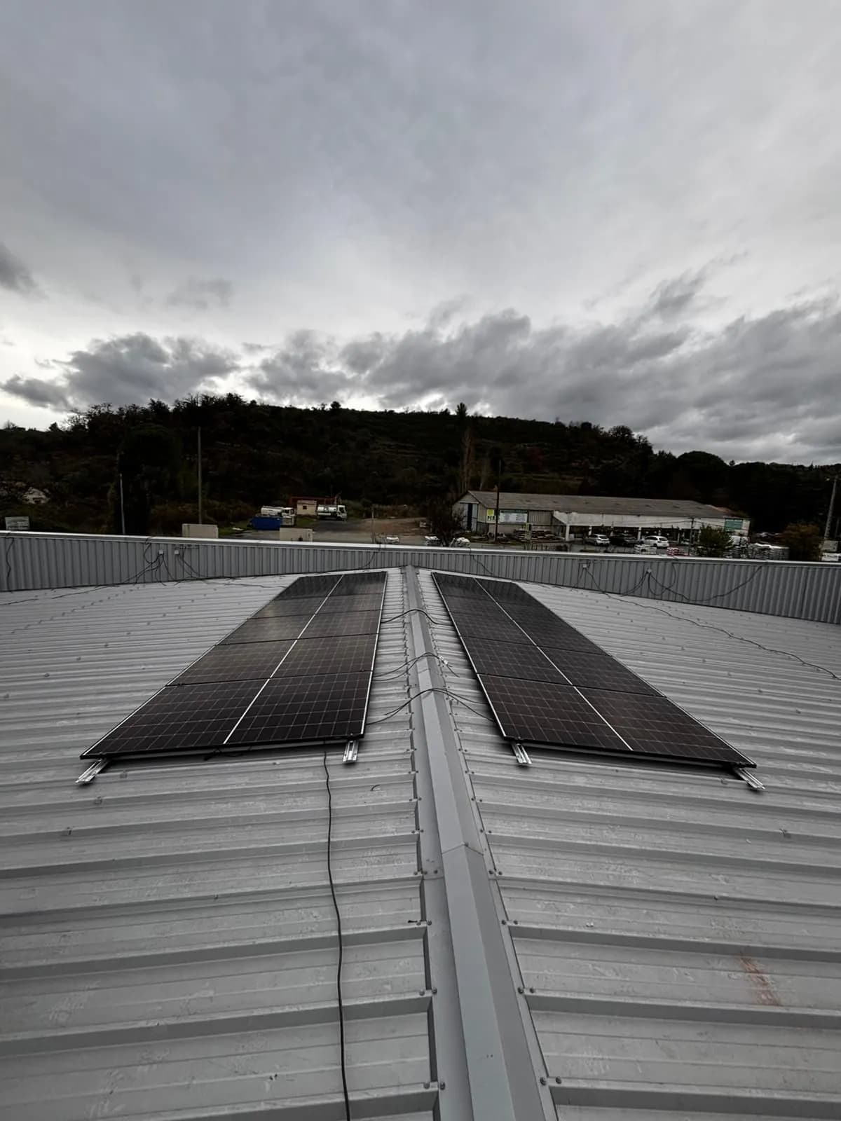 Toiture d’un bâtiment professionnel équipée de panneaux photovoltaïques