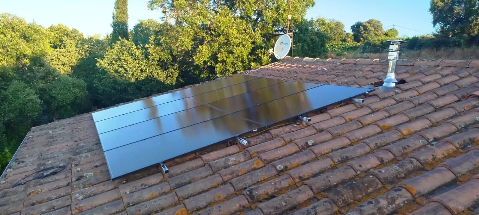 Champ de panneaux photovoltaïques vu de face dans la lumière du soir