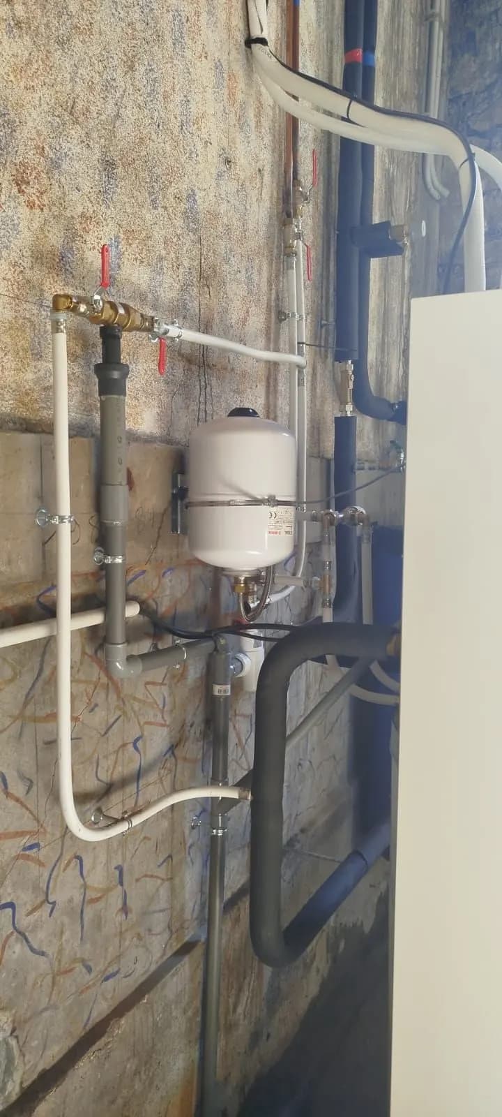 Réseau multicouche, vannes en laiton, vase d’expansion et évacuation PVC