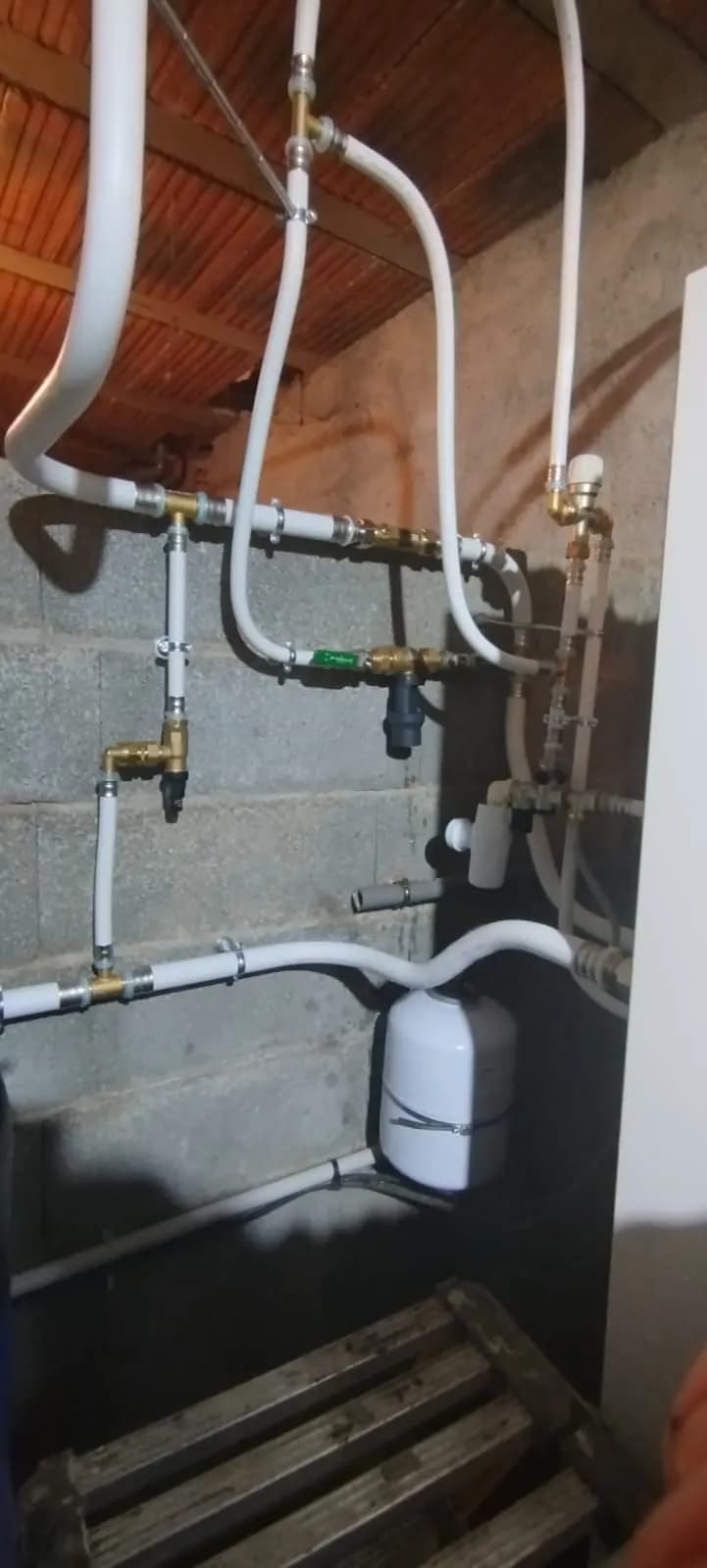 Réseau multicouche blanc à raccords en laiton, filtre et vase d’expansion