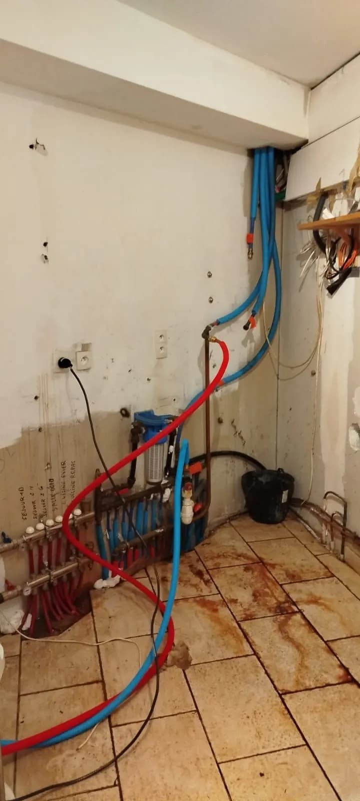 Nourrice de distribution en tube rouge et bleu, circuits annotés