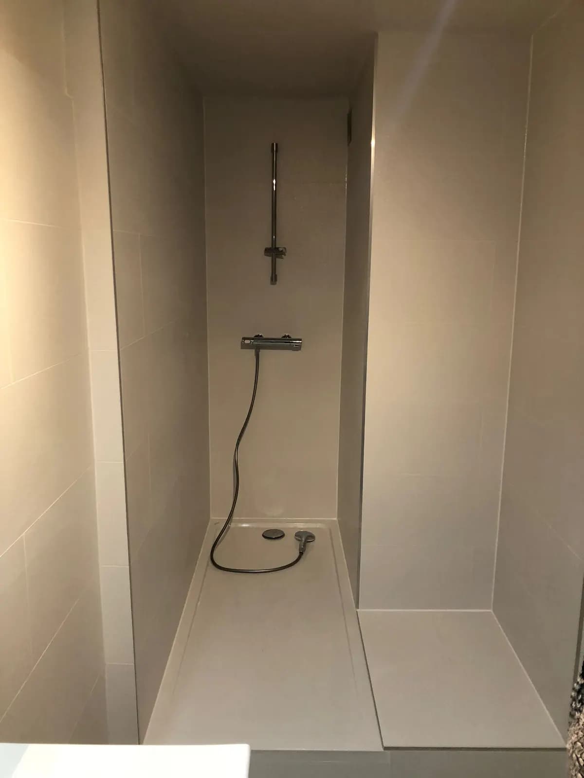 Douche en niche avec receveur blanc et mitigeur thermostatique
