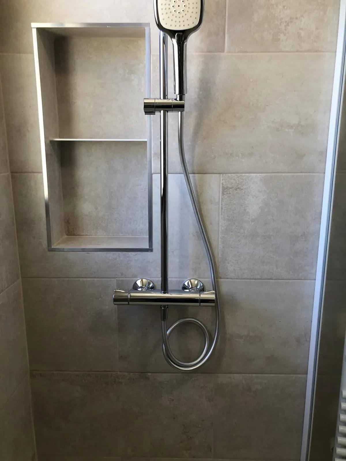 Niche inox à deux étagères et colonne de douche thermostatique