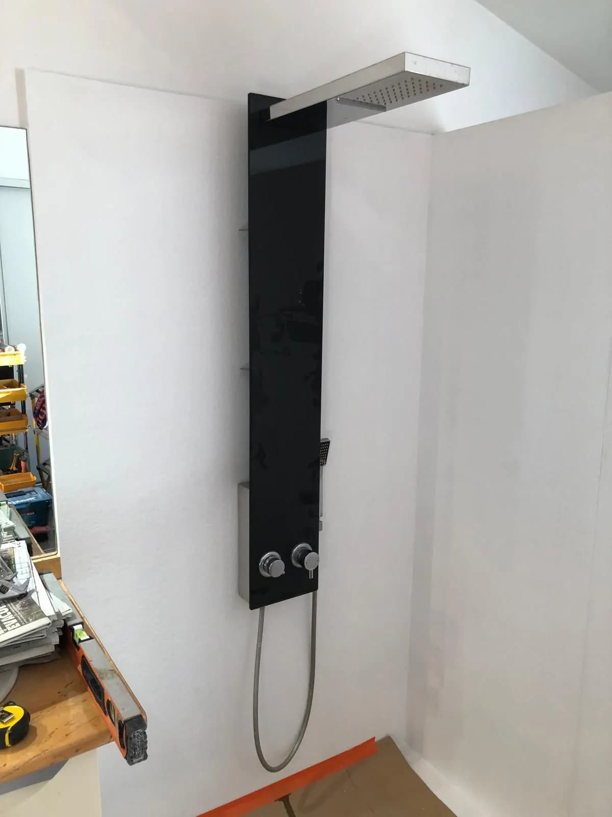 Colonne de douche hydromassante noire en cours d’installation