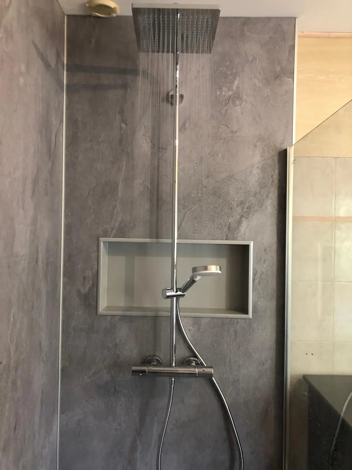 Douche à panneaux effet ardoise avec colonne thermostatique et niche