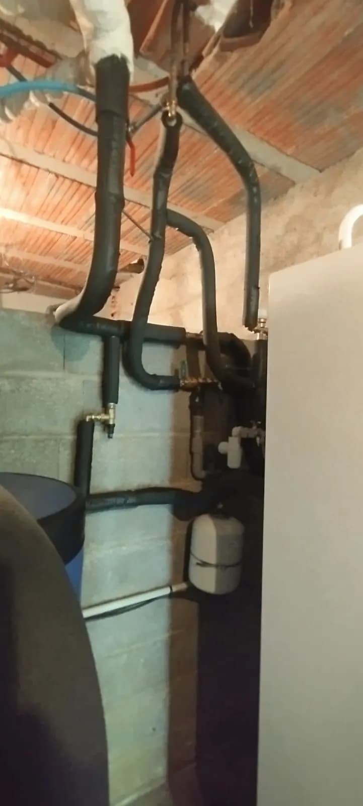 Tuyaux isolés, vase d’expansion et collecteur d’une installation de pompe à chaleur