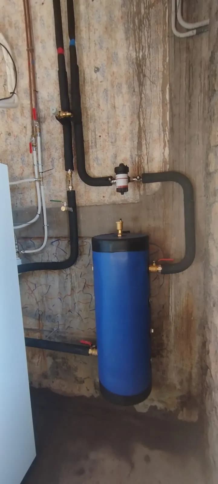 Ballon tampon, pot à boues et vannes d’une installation de pompe à chaleur