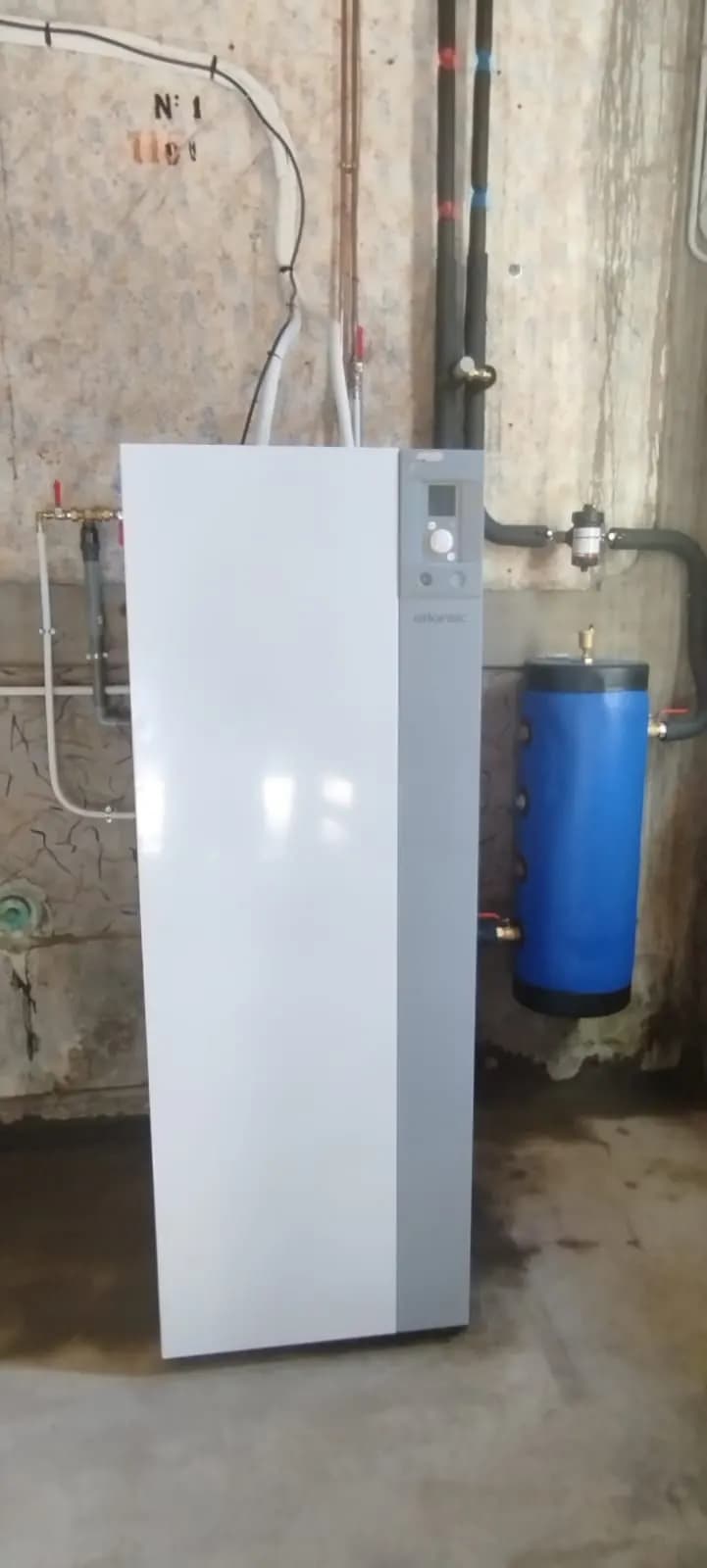 Module hydraulique de pompe à chaleur blanc et gris avec ballon tampon bleu