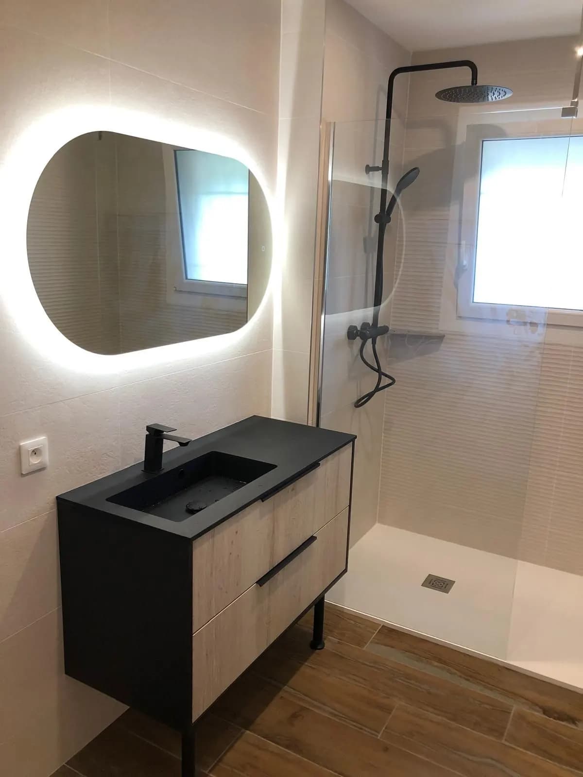 Meuble vasque noir et bois, miroir à LED rétroéclairé et douche vitrée