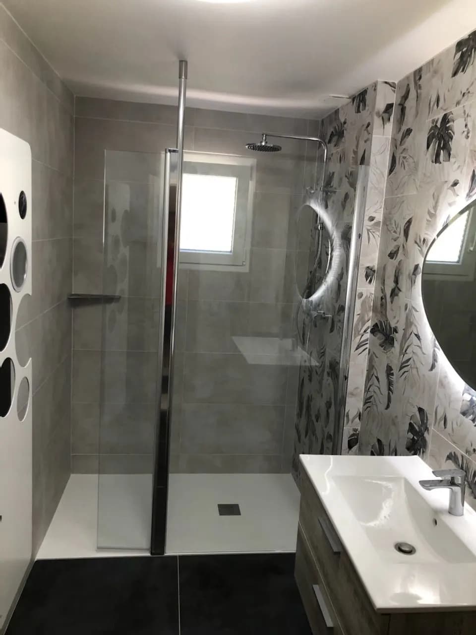 Douche à l’italienne, faïence à motif de feuillages, miroir rétroéclairé et radiateur design blanc