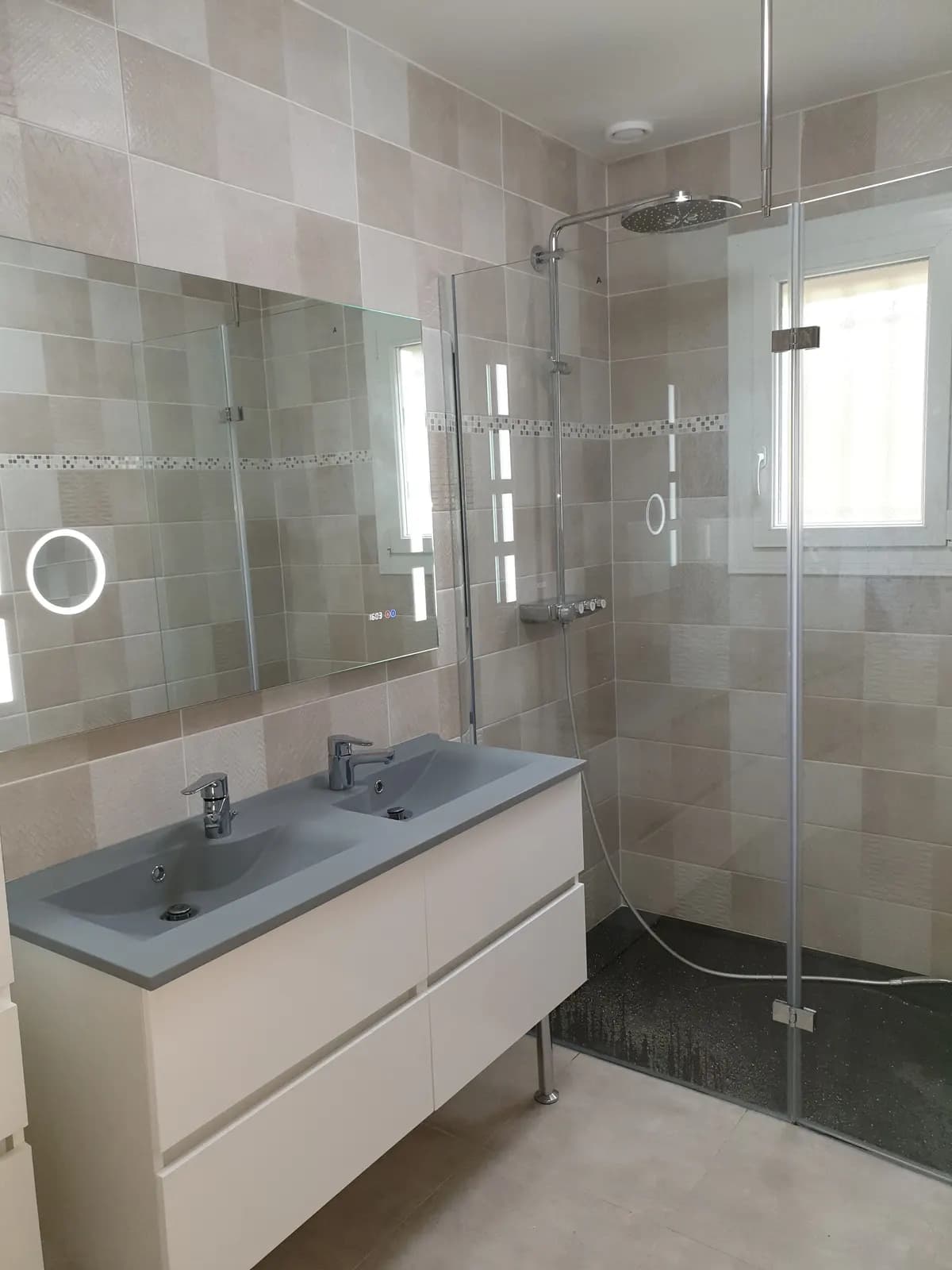 Salle de bain beige : double vasque grise, miroir à LED et douche à receveur noir pailleté