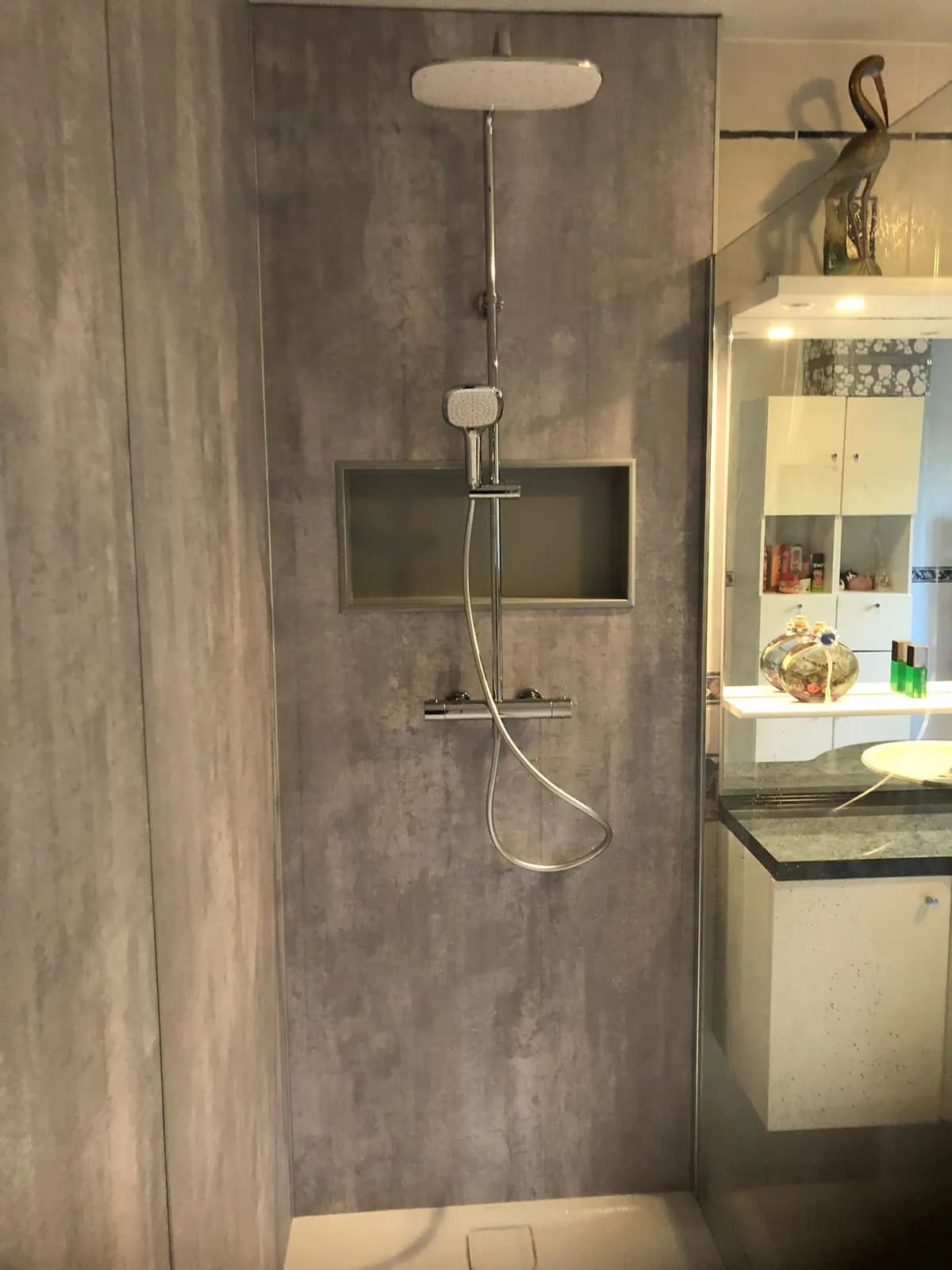 Douche en panneaux effet béton avec niche et colonne thermostatique