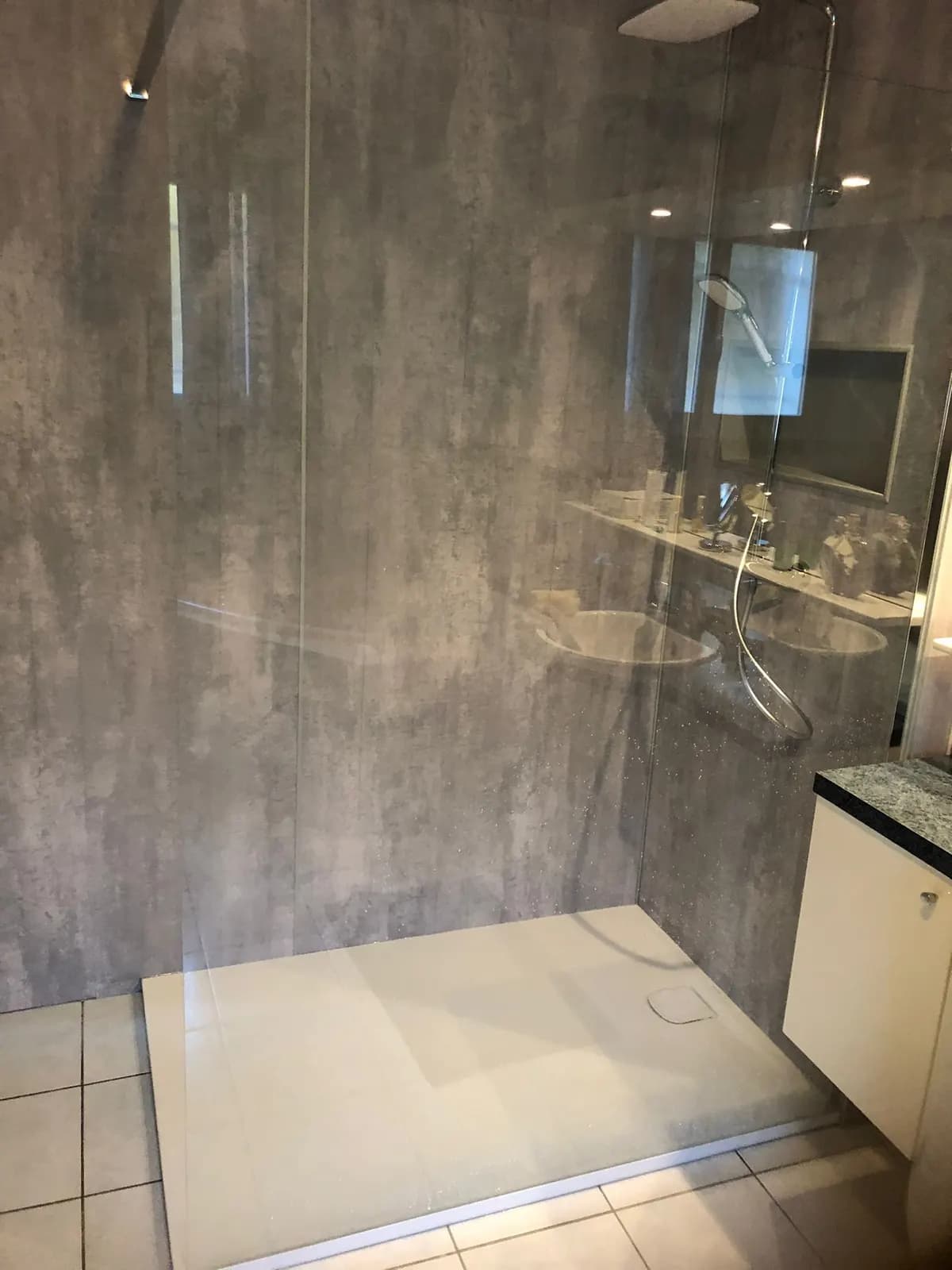 Douche en panneaux effet béton, receveur extra-plat et paroi de verre