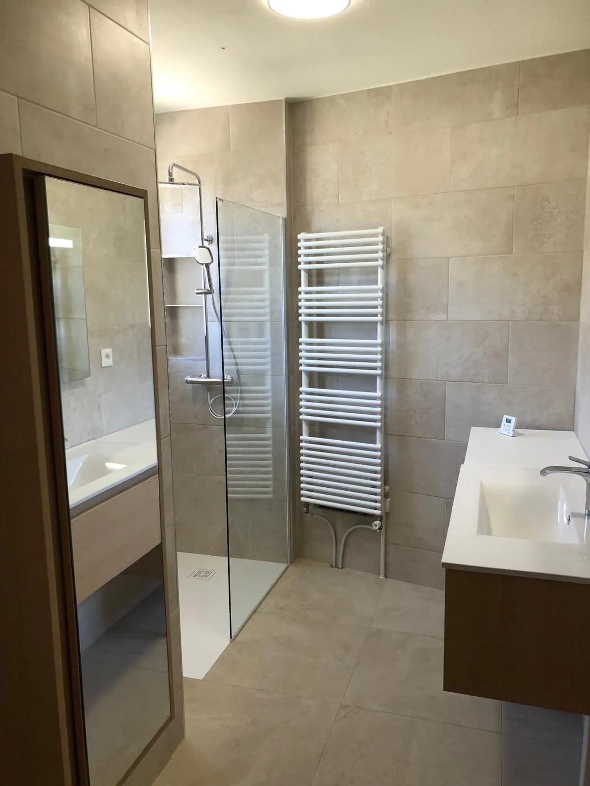 Douche à l’italienne avec paroi, sèche-serviettes et colonne miroir