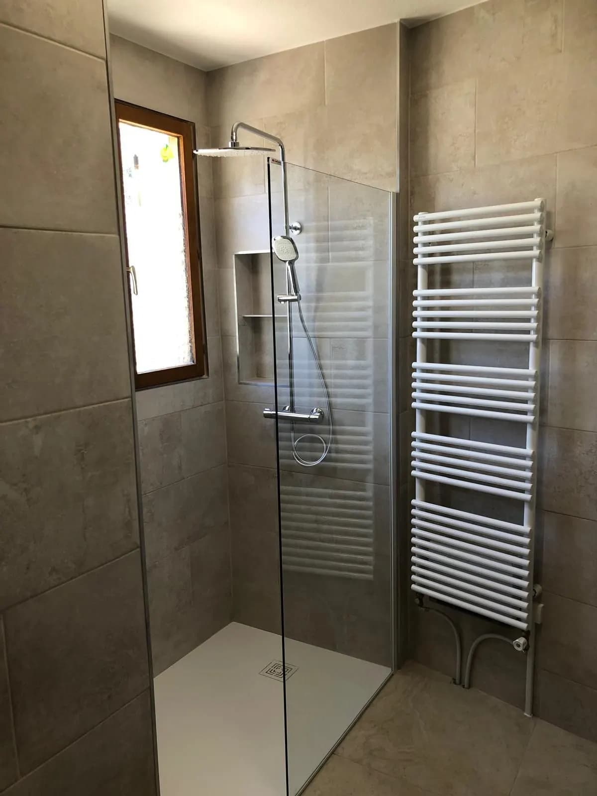 Douche à l’italienne avec paroi, colonne thermostatique, niche et sèche-serviettes