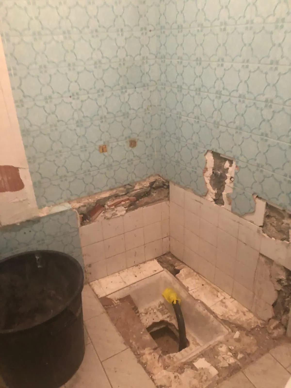 Démolition d’une salle de bain : faïence bleue ancienne et receveur cassé