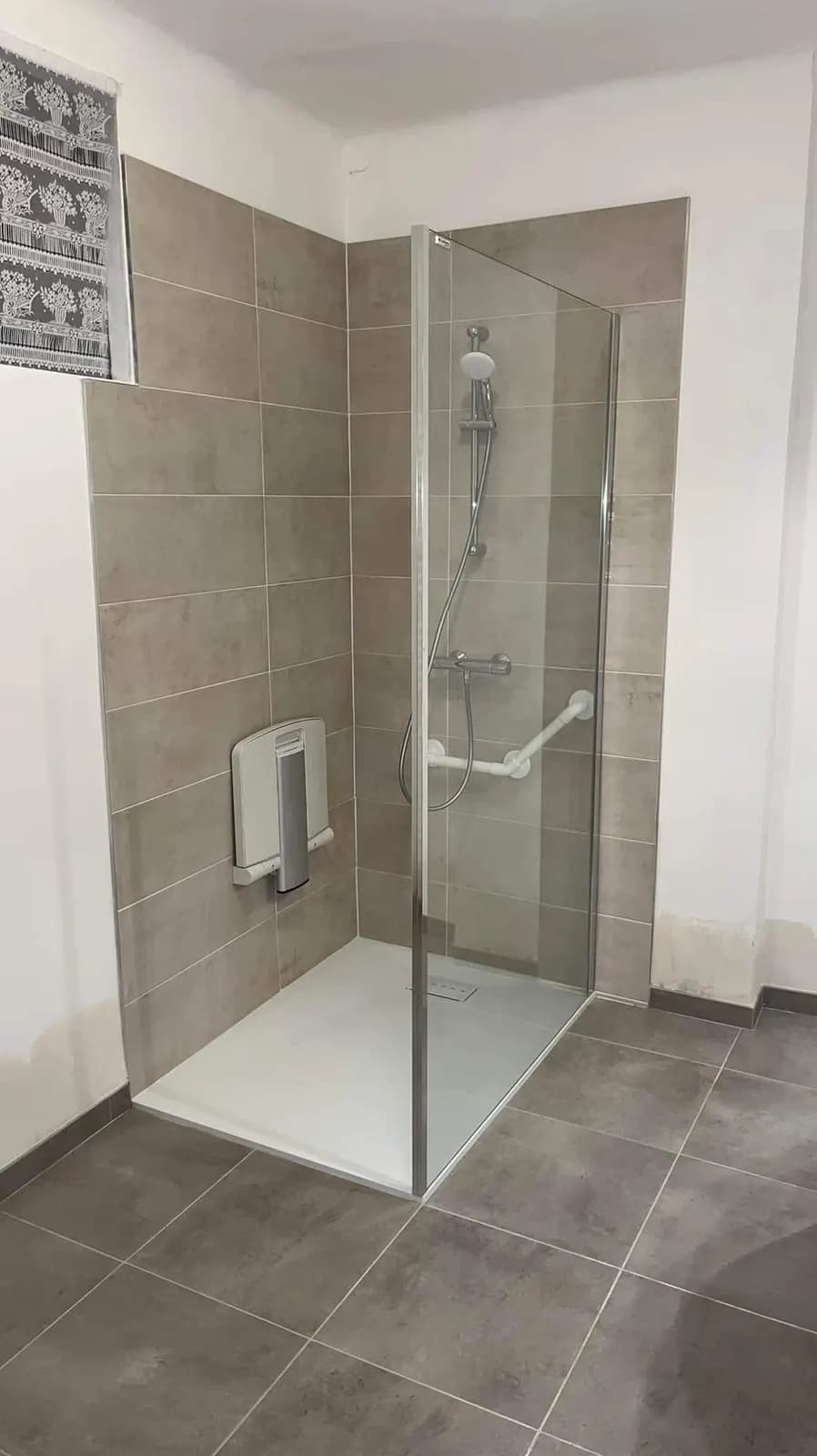 Douche à receveur extra-plat avec siège rabattable et barre d’appui coudée