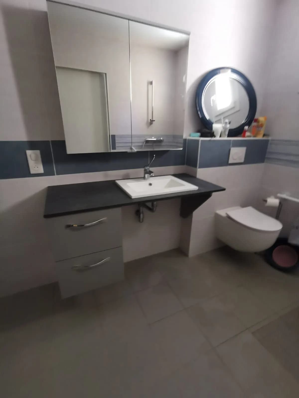 Plan vasque suspendu dégagé en dessous, WC suspendu et barres d’appui