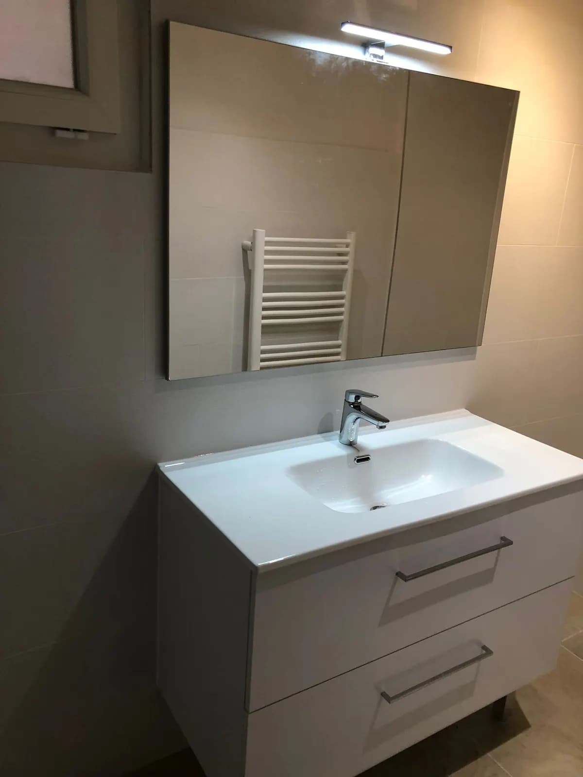 Meuble vasque blanc à deux tiroirs et armoire miroir avec réglette LED