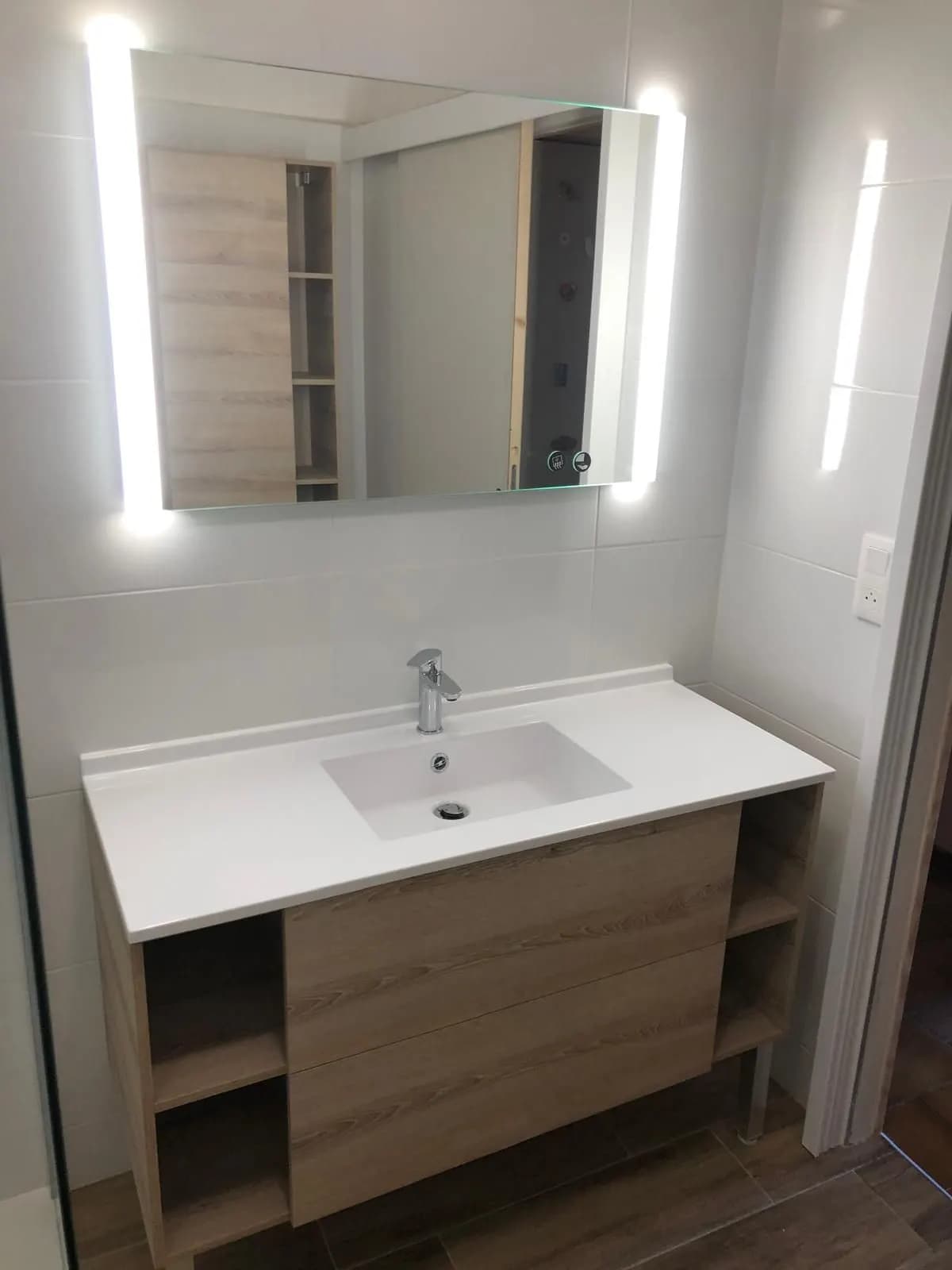 Meuble vasque en bois avec niches et miroir à LED