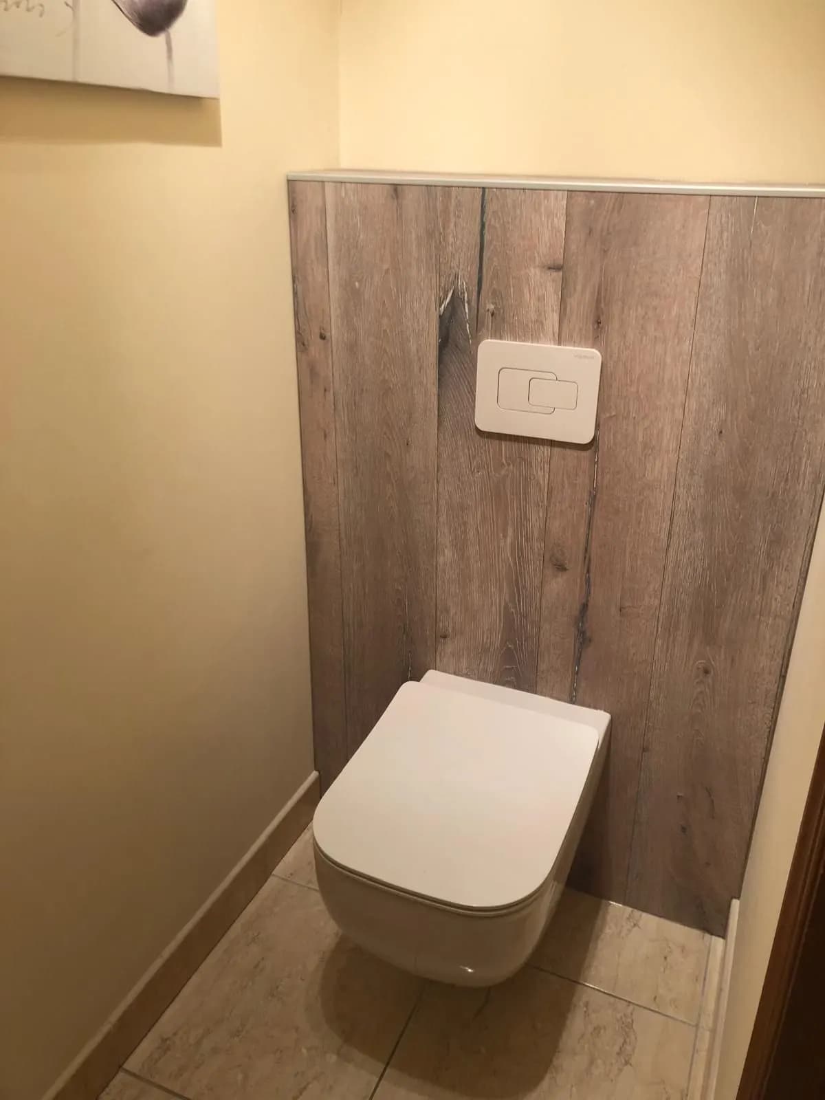 WC suspendu avec habillage imitation bois