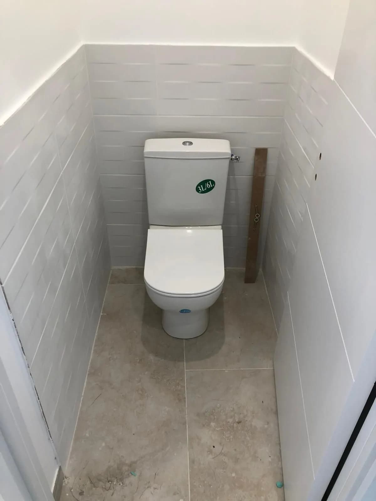 WC à poser avec faïence blanche à mi-hauteur