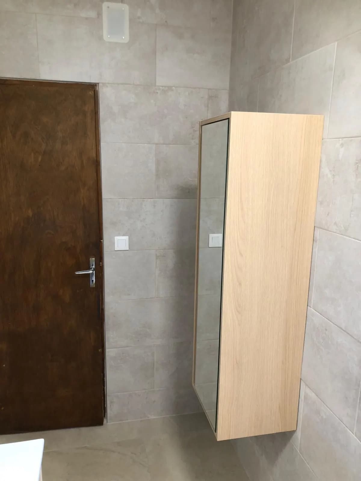 Colonne de rangement en bois clair à miroir