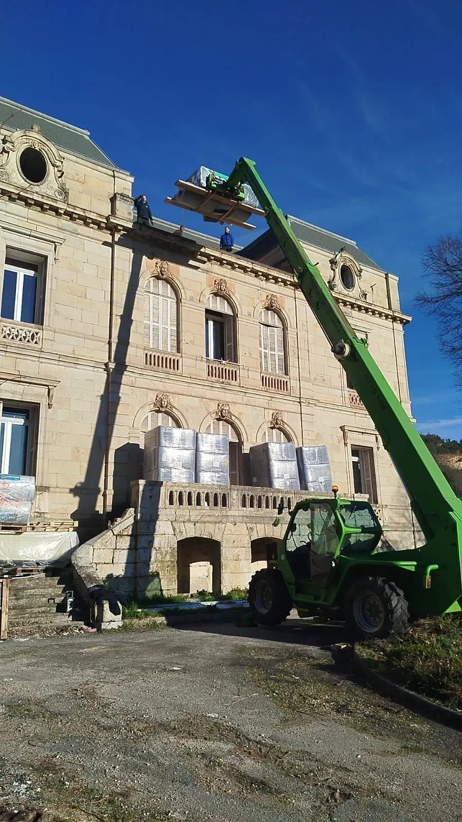 Centrale de traitement d’air emballée, hissée sur le toit d’un château