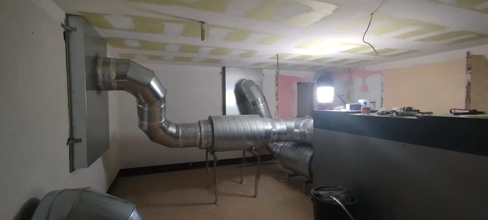Centrale de traitement d’air et gaines galvanisées sous un plafond en plâtre