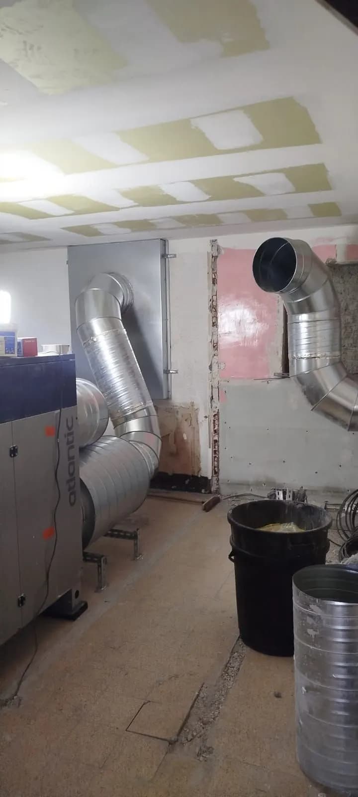 Gaines de ventilation coudées raccordées à la centrale