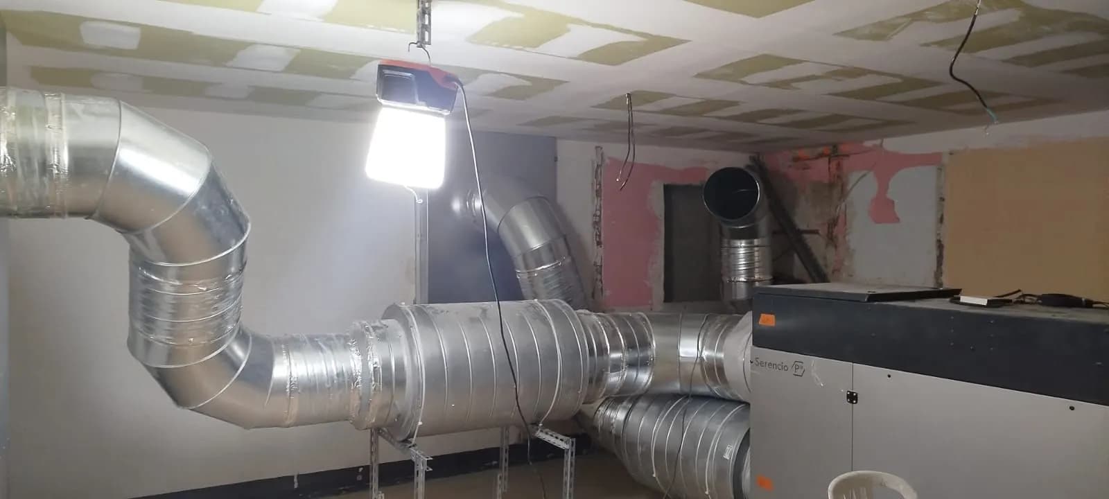 Longue gaine de ventilation galvanisée posée sur supports